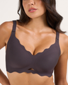 Seamless Scalloped Wireless Bra with Detail - Black